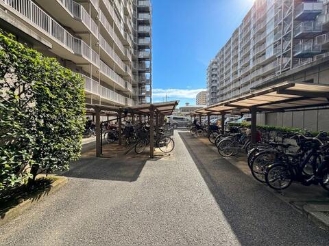 マンションの駐輪場は、防犯カメラや専用ゲートなどセキュリティが整っており、盗難やいたずらのリスクを抑えられる点が最大のメリットです。屋根付きや屋内なら雨風やサビから大切な自転車を守ることもできます。