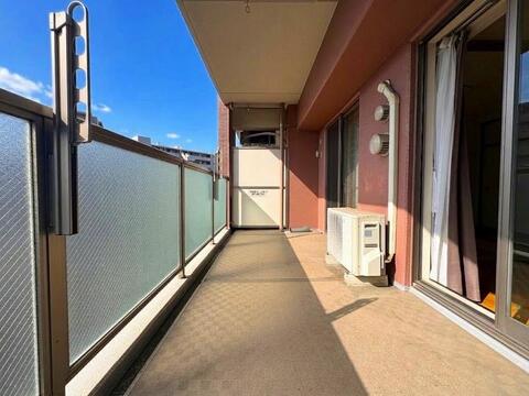 リラックスできる贅沢な場所。自然の風や光を取り入れて素晴らしい景色を楽しむことが出来ます。屋外で植物栽培や多利用でき新鮮な空気や自然光を取り入れながら室内とのつながりをご確認頂けます。