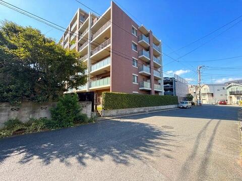 周辺に高い建物は無く良好なロケーションと共に高い資産性が期待できます。見る人々に幸せな気持ちを与え、美しさや温かさを感じさせる特別な場所となっています。