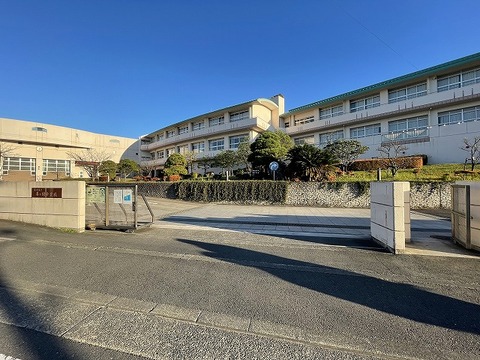 藤沢市立藤ヶ岡中学校　距離約1100m