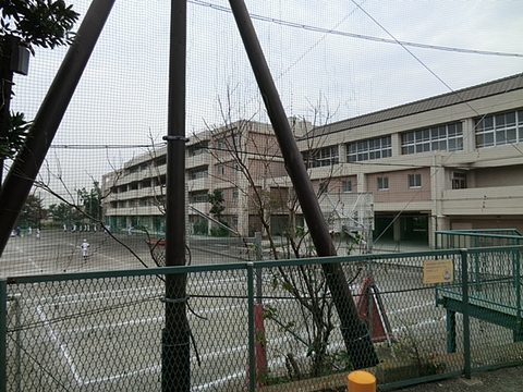 横浜市立仲尾台中学校　距離約800m