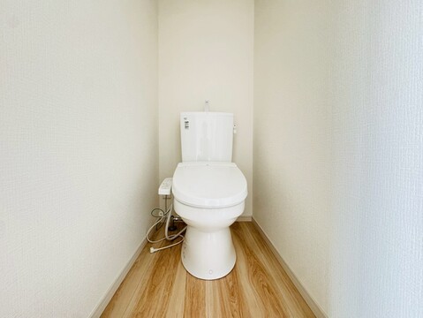 トイレには快適な温水洗浄便座付