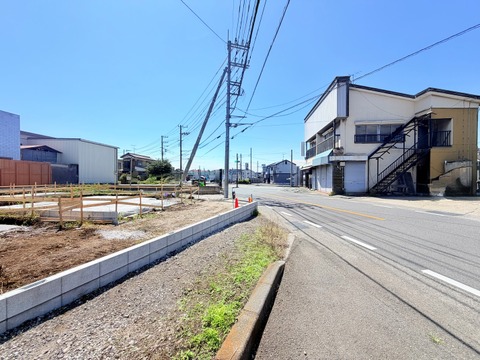 住宅地の道路沿いにある物件と空き地の様子