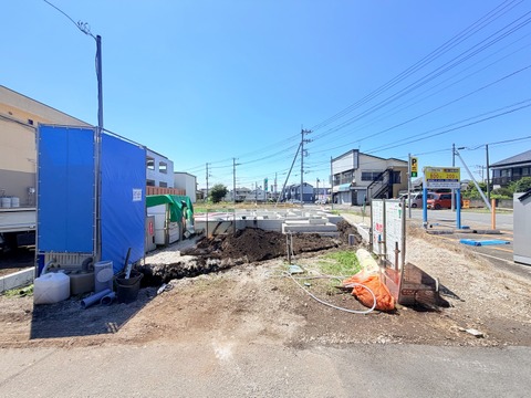 建築予定地の造成中の土地と周辺道路の様子