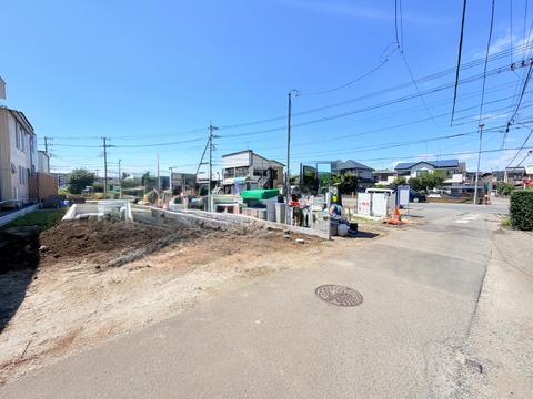 住宅地の空き地と周辺の道路風景