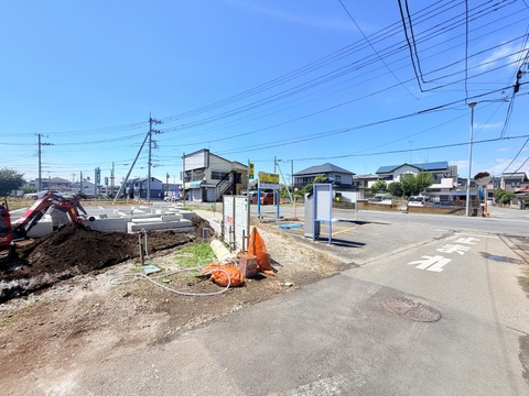 住宅地の道路沿いにある更地の物件です