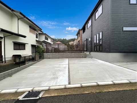 建物前の舗装された駐車スペース