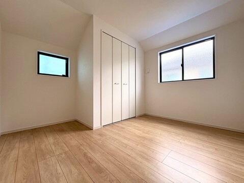 窓のある落ち着いた雰囲気のお部屋