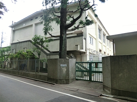 世田谷区世田谷小学校　距離約950m