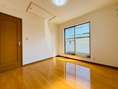 大きな窓があり、たくさんの陽射しをお部屋に取り入れてくれます