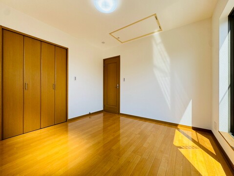 採光のある洋室は、くつろぎのひと時を過ごすのに良いですね