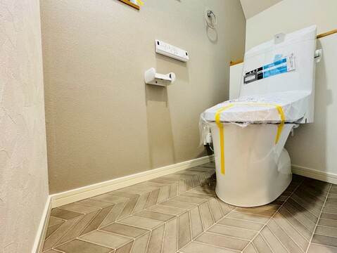 トイレには快適な温水洗浄便座付