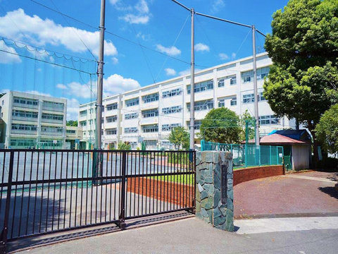 横浜市立三保小学校　距離約850m