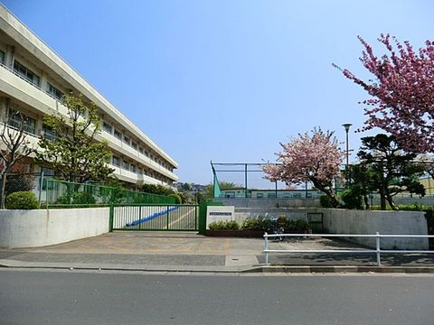 町田市立大蔵小学校　距離約1400m