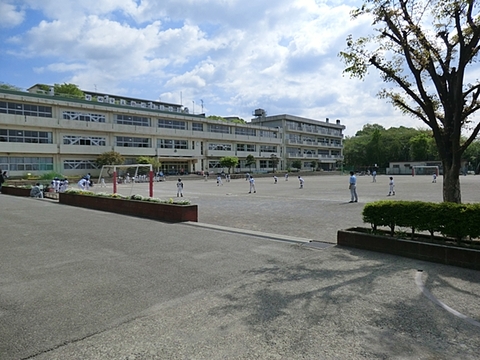 町田市立鶴川第三小学校まで約670m