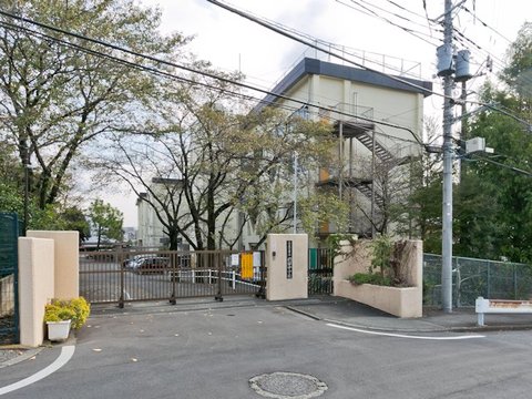 八王子市立椚田中学校まで約1100m