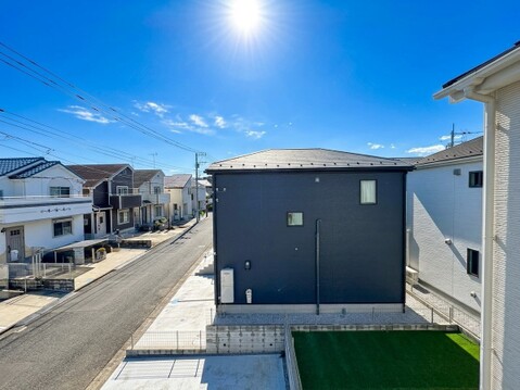 住宅街に面した建物外観と小さな庭