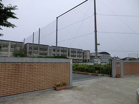 藤沢市立片瀬中学校　距離約550m