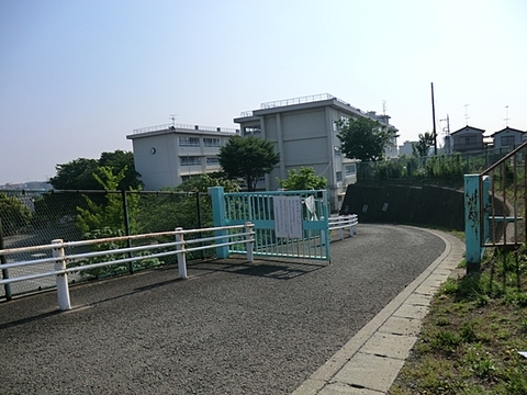 川崎市立有馬小学校　距離約500m