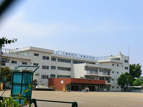 府中市立日新小学校　距離約280m