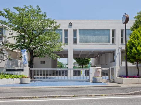 横浜市立あざみ野中学校　距離約850m