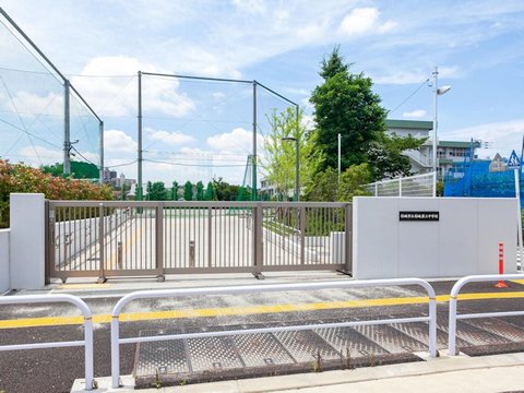 稲城市立稲城第三中学校　距離約750m