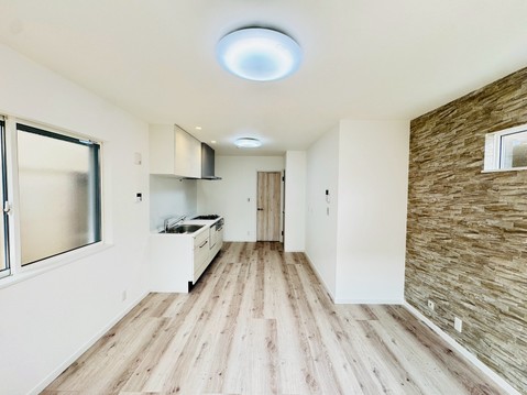 自然光が入る明るいリビングダイニング