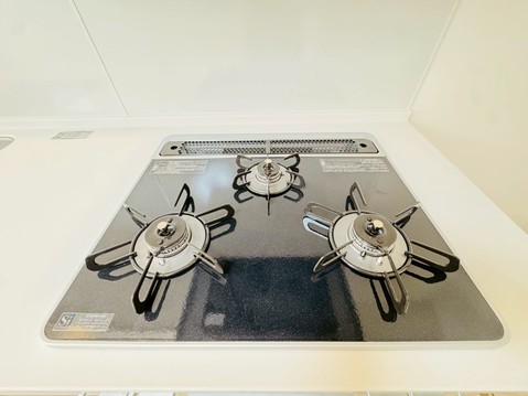 3口ガスコンロでお料理のスピードもUP 効率よくお料理ができますね