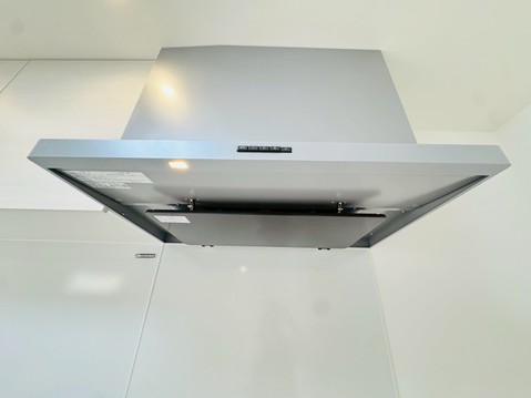 レンジフードは料理中の蒸気や臭い、油煙など効率よく外気へ排出します