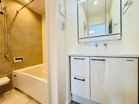 大きな洗面鏡付き！朝の身支度も楽しくなりますね