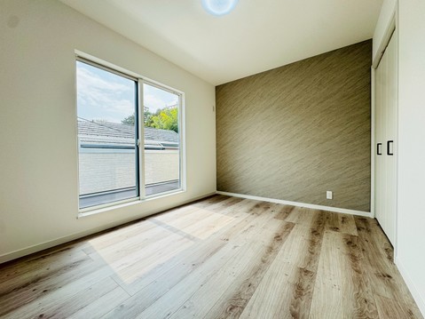 窓のある落ち着いた雰囲気のお部屋