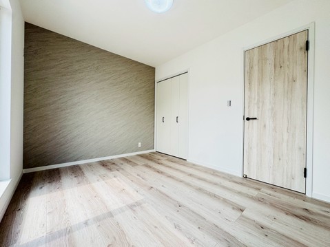 窓のある明るいベッドルーム