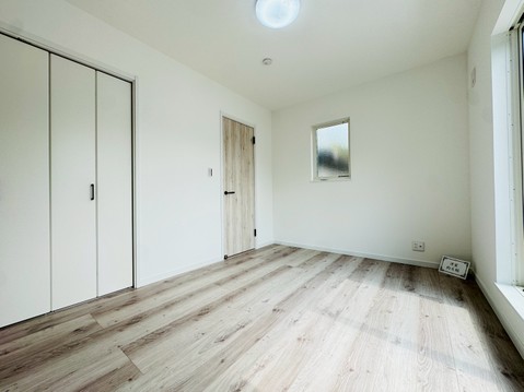 採光のある洋室は、くつろぎのひと時を過ごすのに良いですね