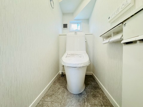 トイレには快適な温水洗浄便座付