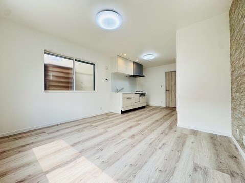 窓からの暖かい陽射しで会話もはずむ明るいリビング