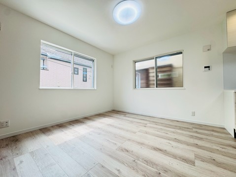 陽光のさしこむ明るいリビングダイニングは家族の大切な場所の一つ