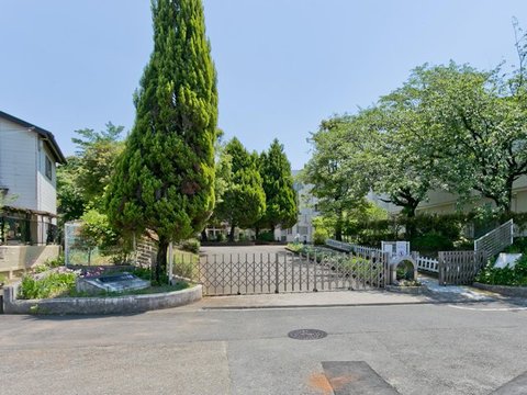 多摩市立連光寺小学校　距離約220m