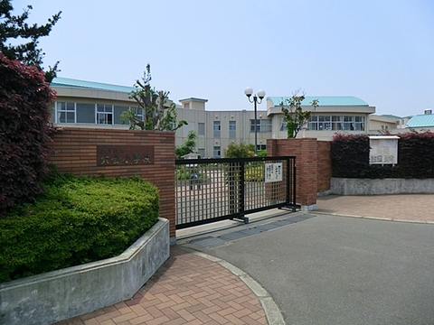 藤沢市立六会小学校　距離約650m