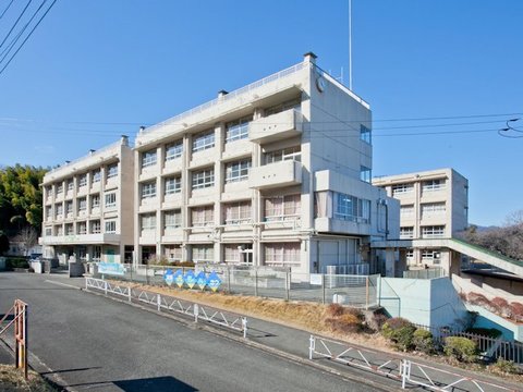 厚木市立玉川中学校　距離約2000m
