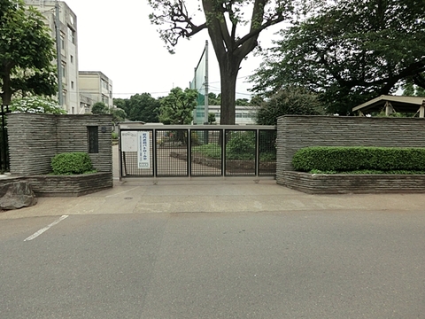 調布市立神代中学校　距離約2400m