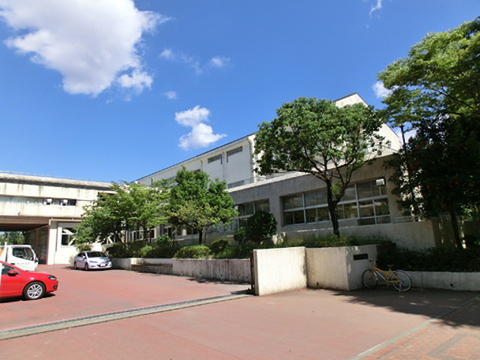 横浜市立茅ケ崎中学校　距離約1350m