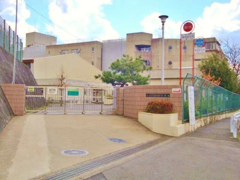 横浜市立小机小学校　距離約1300m