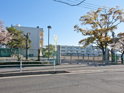 伊勢原市立大田小学校　距離約1300m