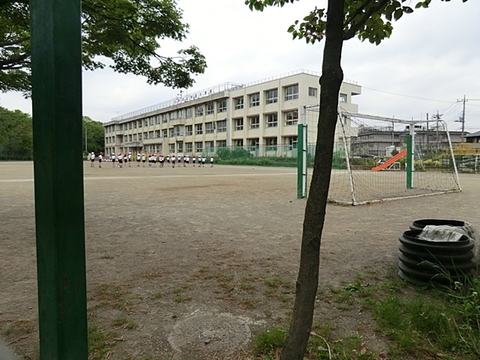日野市立仲田小学校　距離約180m