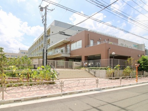 八王子市立いずみの森義務教育学校小学校　距離約810m