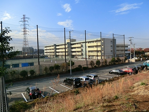 横浜市立東山田中学校　距離約1000m