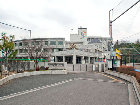 町田市立鶴川中学校　距離約390m