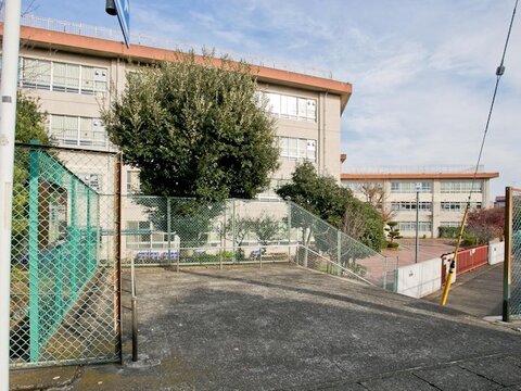 川崎市立長尾小学校　距離約450m