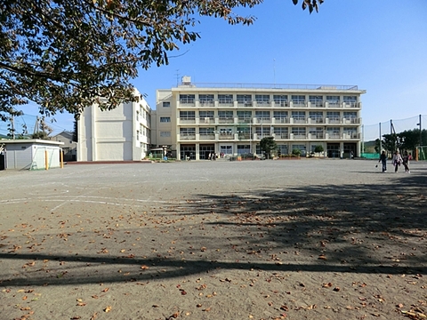 横浜市立篠原小学校　距離約350m