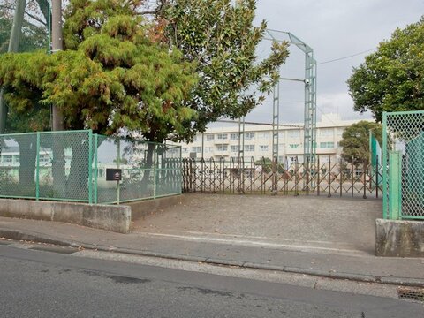 厚木市立依知小学校　距離約650m